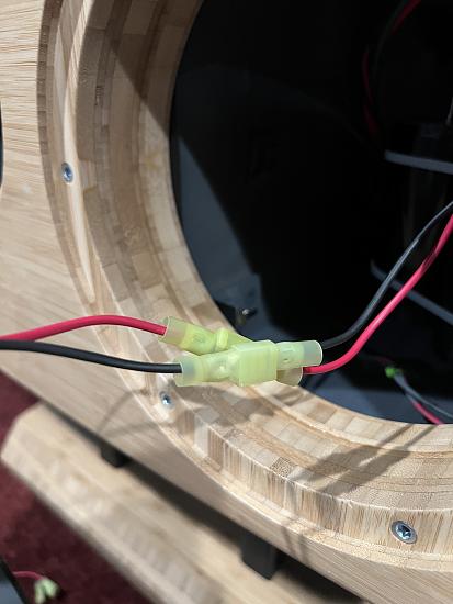 Connecting the speakers